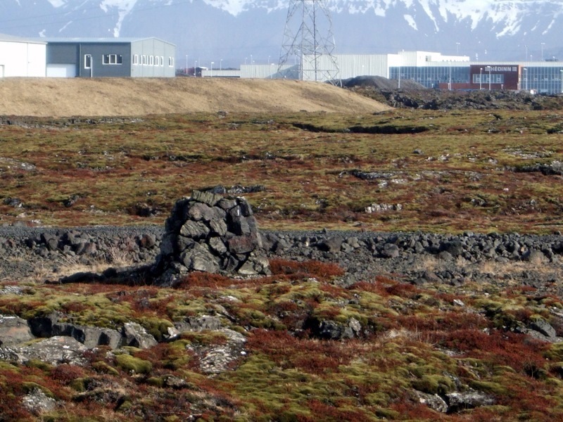 Varða við götuna sunnan Reykjanesbrautar Alfaraleidin-32