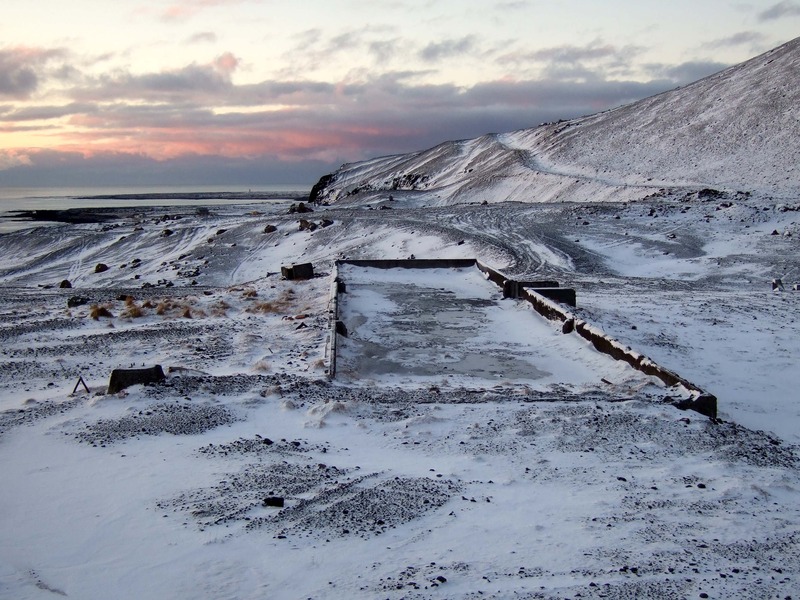 Leifar fjarskiptastöðvarinnar, tæpri hálfri öld síðar