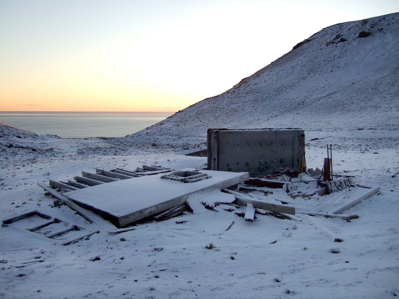 Leifar fjarskiptastöðvarinnar, tæpri hálfri öld síðar