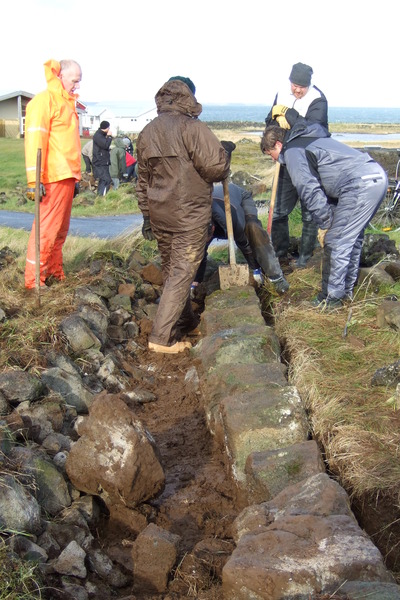 Byrjað að rífa