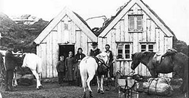 Íslenskur torfbær á 20. öld Íslenskur torfbær