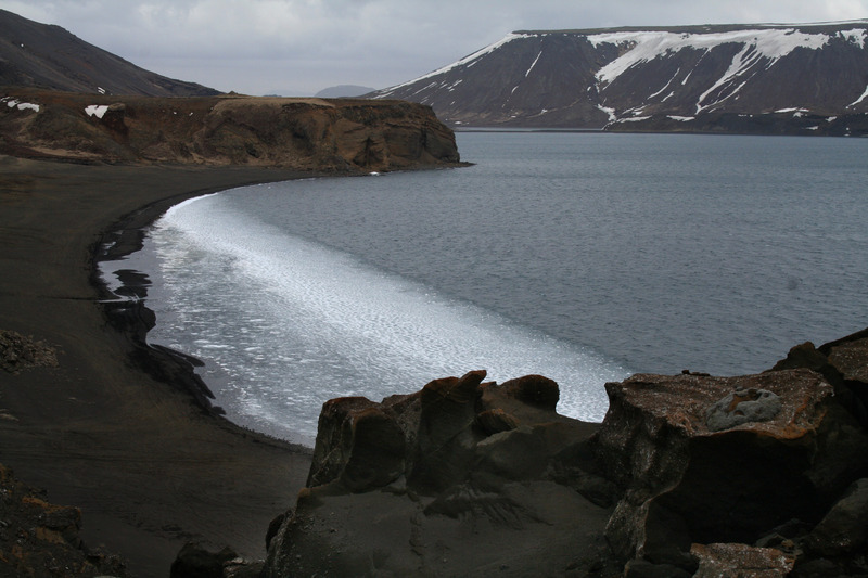 Kleifarvatn, milli Innrihöfða (Stefánshöfða, fjær) og Syðrihöfða (Ytrihöfða) Kleifarvatn, milli Innrihöfða (Stefánshöfða, fjær) og Syðrihöfða (Ytrihöfða)