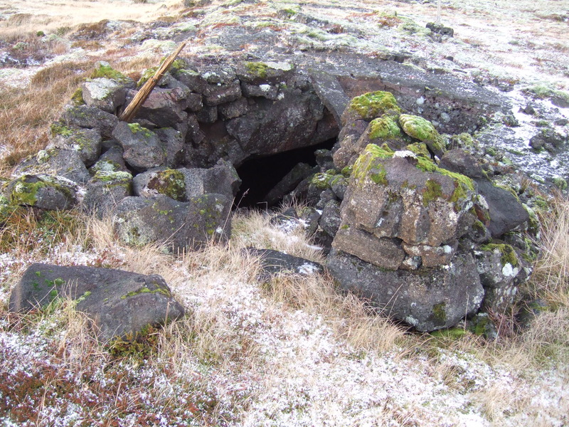 Hleðsla við op Gvendarhellis/Arngrímshellis