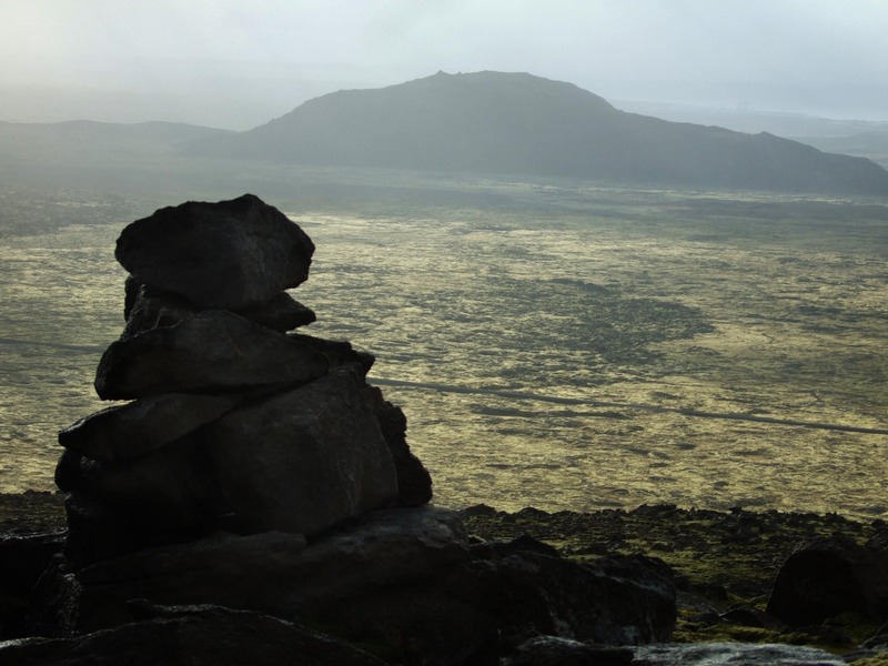 Varða ofan við Kristjánsdalahorn - Helgafell fjær