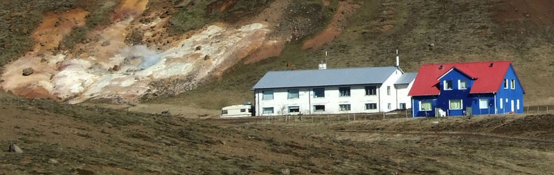 Krýsuvík - bústjórahúsið framar Krýsuvíkurhús