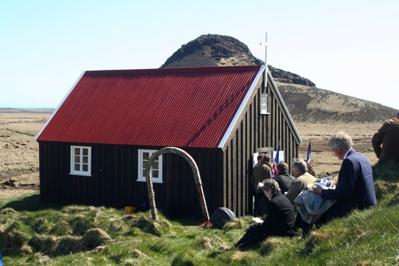 Á 150 ára afmæli Krýsuvíkurkirkju - Þór Magnússon. f.v. þjóðminjavörður fremst