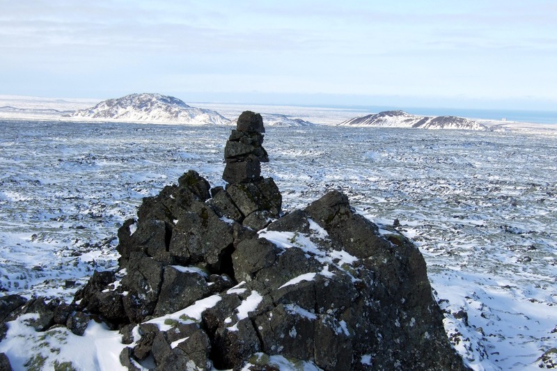Varða á brún Rjúpnadyngjuhrauns - Helgafell og Húsfell fjær Varða