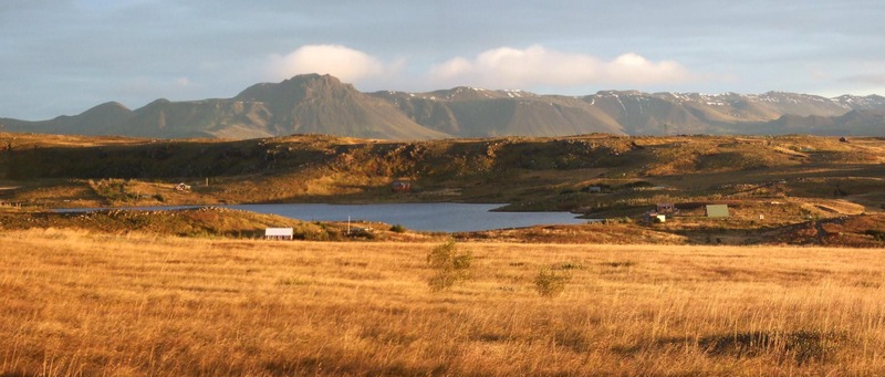 Silungatjörn og nágrenni í kvöldsólinni