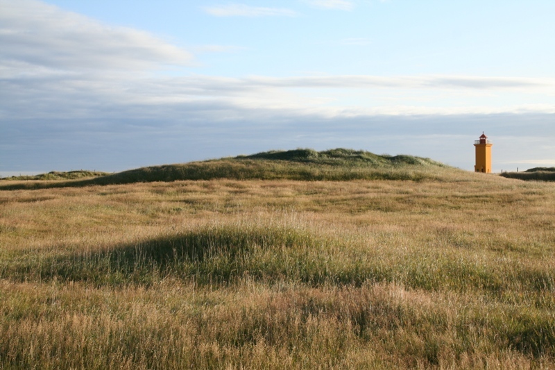 Vallarhús og Vallarhúsabrunnur nær Vallarhús