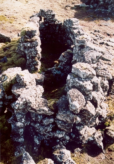 Fiskgeymsluhús í Sundvörðuhrauni